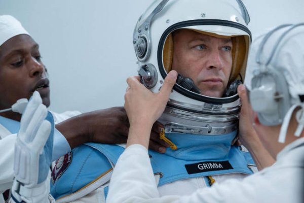 添利富 《神奇4侠》曝电视预告 霹雳火在银影侠面前开屏