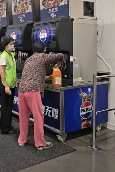 红启网 大妈山姆店自带大桶“续杯”饮料, 如此“薅羊毛”违法吗?